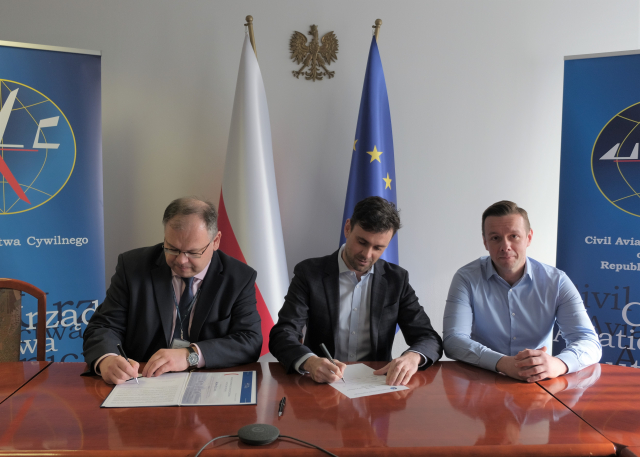 Na zdjęciu Piotr Samson, Prezes ULC i Jakub Świętosławski, Prezes Zarządu Airotec sp. z o.o. składają podpisy na dokumentach.
