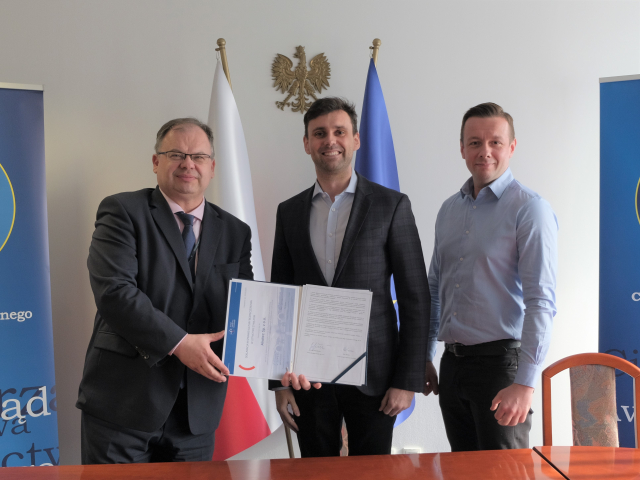 Na zdjęciu Piotr Samson, Prezes ULC i Jakub Świętosławski, Prezes Zarządu Airotec sp. z o.o. prezentują podpisaną deklarację.