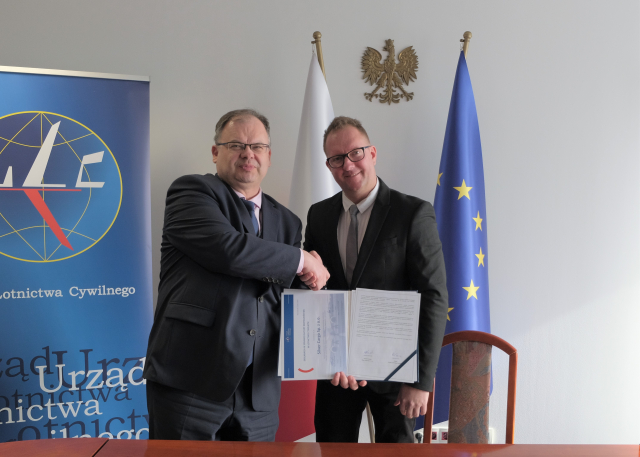 Na zdjęciu Piotr Samson, Prezes ULC i Maciej Dębowski, Prezes Zarządu Silver Cargo Sp. z o. o. prezentują podpisaną deklarację.