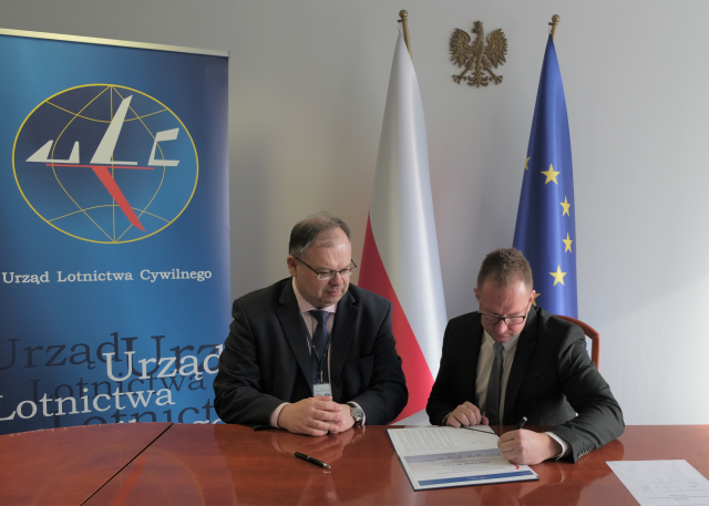 Na zdjęciu Piotr Samson, Prezes ULC i Maciej Dębowski, Prezes Zarządu Silver Cargo Sp. z o. o. składają podpisy na dokumentach.