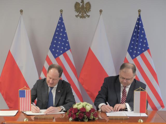 Mark Brzezinski - Ambasador USA i Piotr Samson - Prezes ULC podpisują porozumienie