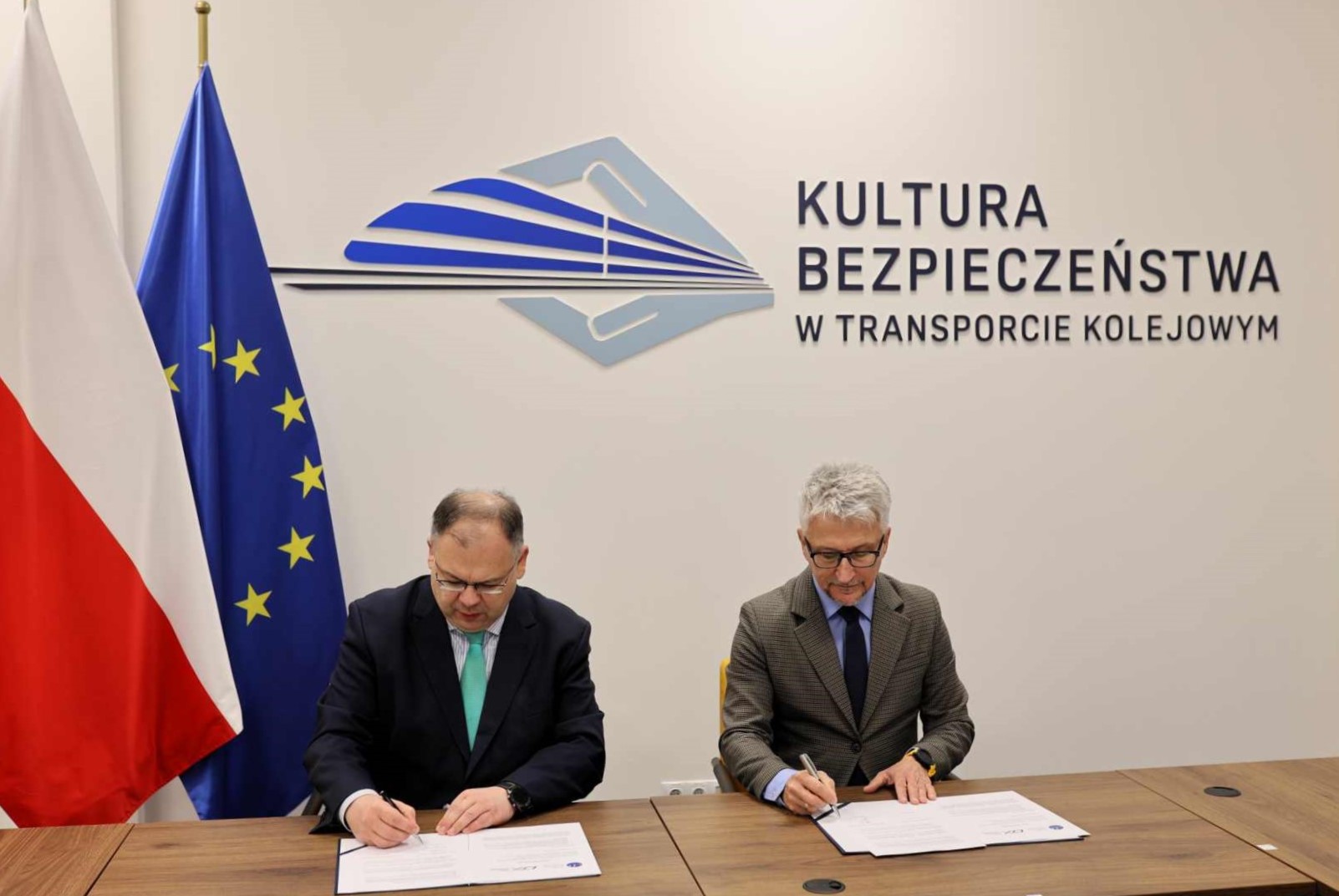 Piotr Samson, Prezes ULC oraz Ignacy Góra, Prezes UTK  podpisują list intencyjny