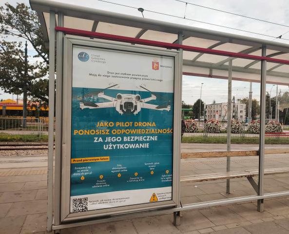 Wiata przystanku tramwajowego. Citilight z plakatem promującym kampanię.